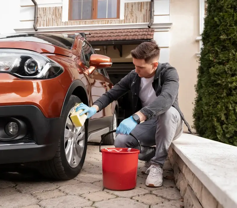 Lavage auto à domicile Vérines : professionnel intervenant sur un véhicule